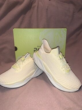 Clarks Pace Rise Sneaker in Pale Yellow